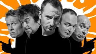 FÜENF Musiker mit lustigen Gesichtern auf orangem Hintergrund