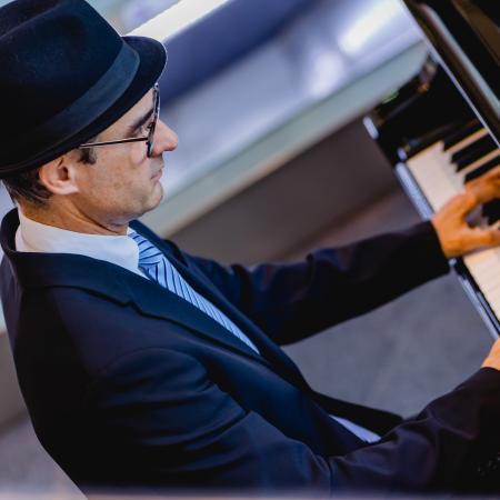 Markus Herzer spielt Klavier