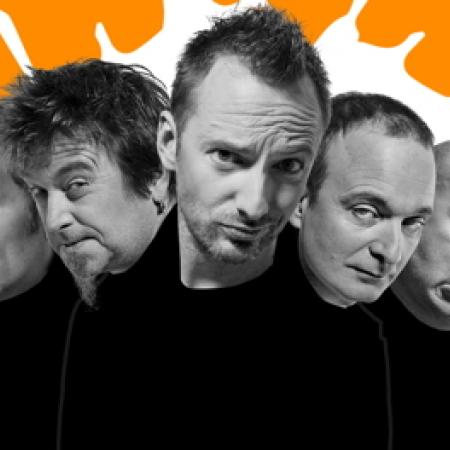 FÜENF Musiker mit lustigen Gesichtern auf orangem Hintergrund